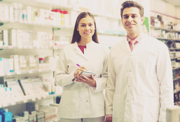 Obraz premium Portrait of two friendly pharmacists working