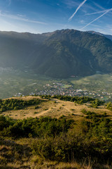 Blick über Tal mit Alpen im Hintergrund