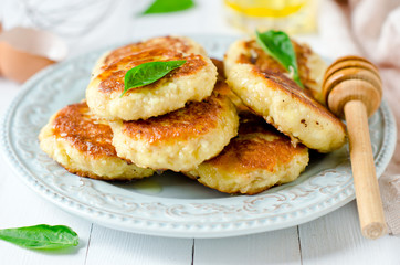 Cottage cheese pancakes with honey