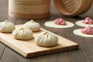 gnocchi crudi ripieni con carne  sfondo tavolo moderno