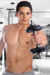 Fototapeta na wymiar Training Bodybuilder Bodybuilding Muskeln Fitnessstudio Hantel M