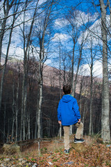 Fototapeta premium Chłopiec ciesząc się jesienią