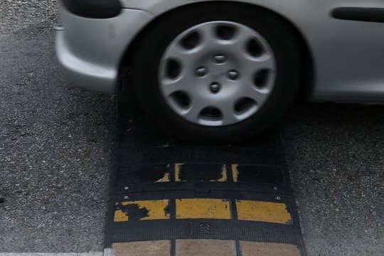 Reductor de velocidad o banda de frenado, brusca variaci&oacute;n que sobresale del pavimento y lo atraviesa de lado a lado, para inducir a los conductores a reducir la velocidad de su veh&iacute;culo.