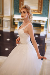 Naklejka premium beautiful young woman bride in luxury wedding dress in interior