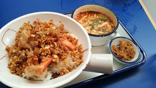 Stir fry garlic pepper prawn and mushroom tomyum soup lunch set