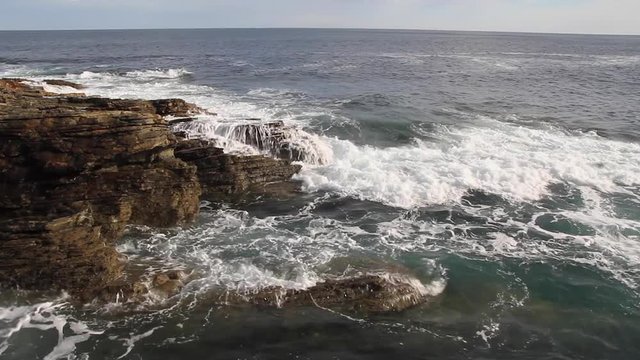Llegando las olas a la Costa Rocosa y panoramica de seguimiento
