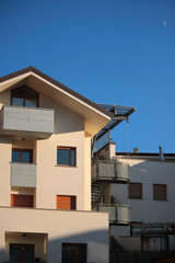 vista edifici urbani esterni con finestre