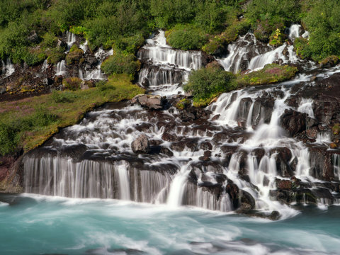 Die Wasserfälle Hraunfossar im Westen von Island © Dagmar Richardt