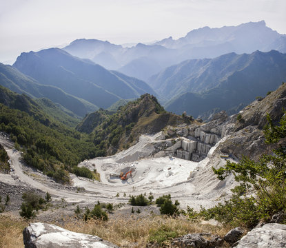 Alpi Apuane con le cime dei monti e cave di marmo di Carrrara