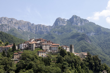 Fototapeta na wymiar Alpi Apunane con cime di montagne e piccolo villaggio