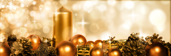 header mit goldenem christbaumschmuck