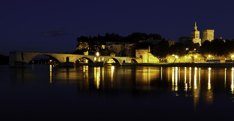 Fototapeta premium Sur le pont d’Avignon L'on y danse, l'on y danse Sur le pont d