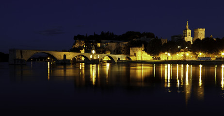 Sur le pont d’Avignon L'on y danse, l'on y danse Sur le pont d