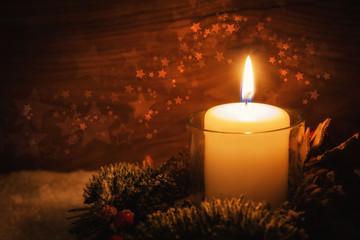 Weihnachtskerze mit Sternenhintergrund