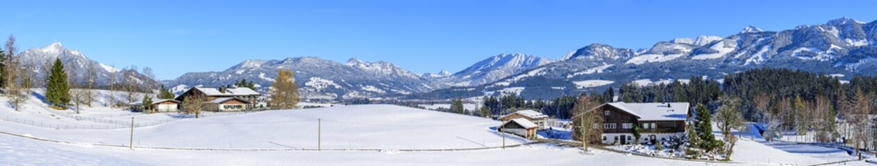 Fototapeta na wymiar Panorama im winterlich verschneiten Allgäu