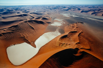 Luftaufnahme von Lehmpfanne am Ende des Sossusvlei, Namibia - obrazy, fototapety, plakaty