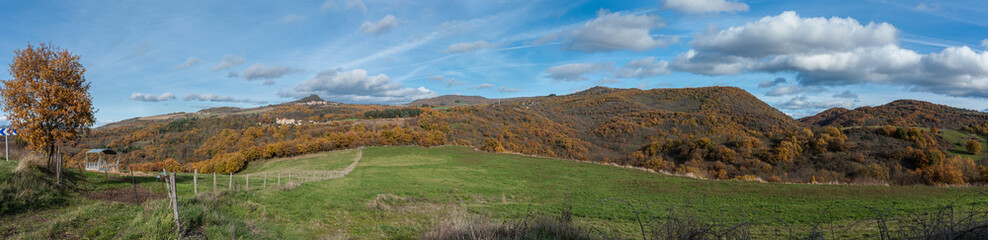 paysage d' Auvergne aux couleurs d' automne