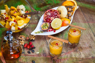 Fototapeta na wymiar Arrangement von vegetarischem Obstsalat mit exotischen Früchten 