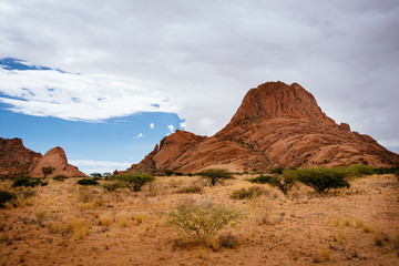 Blick auf die Spitzkoppe mit Regenwolken im Hintergrund, Namibia