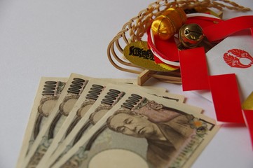 一万円札と神社の熊手