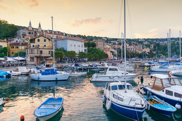 Obraz premium romantyczny port Volosko w Opatiji, region Kvarner, Chorwacja