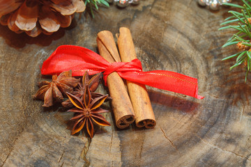 Zimtstangen, Anissterne, Weihnachtsdekoration