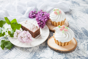 Obraz na płótnie Canvas cream cakes on a table, selective focus