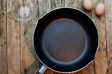 Preparing fried eggs