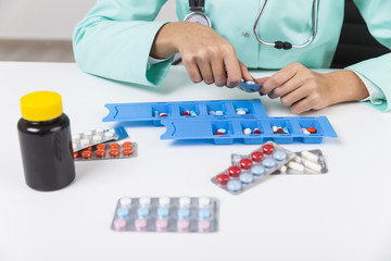 Naklejka premium Nurse putting medicine in the box