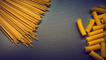 Pasta secca su tavolo grigio, dall'alto