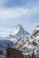 Verschneites Matterhorn von Zermatt aus gesehen / Berggipfel und Berglandschaften in Zermatt Wallis Schweiz