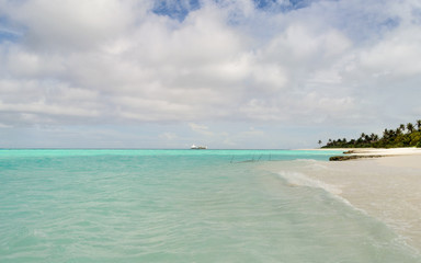 Playa de arena blanca en Islas Maldivas, Océano ïndico