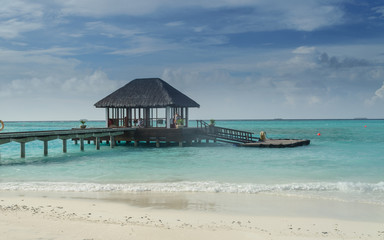 Playa de arena blanca en Islas Maldivas, Océano ïndico