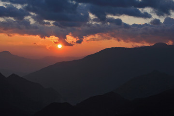 Obraz premium Sunset behind the mountain,Sapa Vietnam