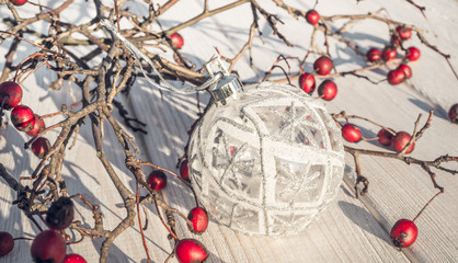 Рождественская открытка. Ягоды боярышника и ёлочные украшения