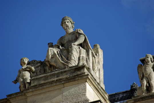 Statues des toits du Louvre à Paris, France