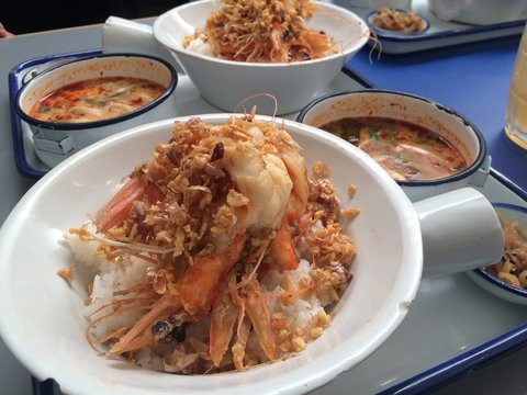 Close up a set of stir fry garlic pepper prawn with  mushroom Tomyum soup