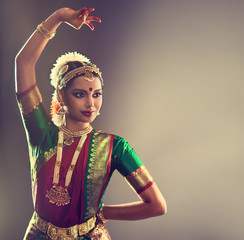 Obraz premium Beautiful indian girl dancer of Indian classical dance bharatanatyam . Culture and traditions of India. 