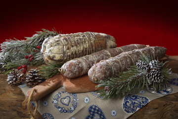 Salumi con rami di Natale