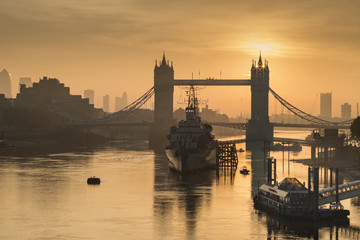 Fototapeta na wymiar Golden Autumn sunrise over Tower Bridge in London.