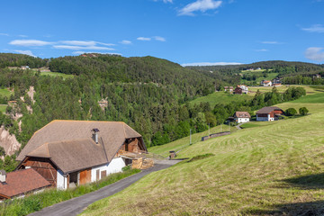 Fototapeta na wymiar Bergbauernhöfe bei Mittelberg am Ritten