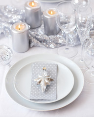 Weihnachtlich gedeckter Tisch