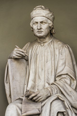 Fototapeta na wymiar Arnolfo di Cambio statue in Florence, Italy