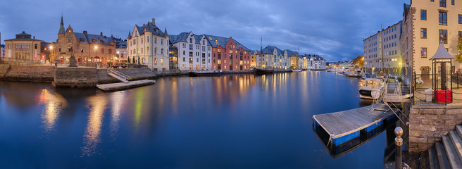 Alsesund Norwegen Hafen Panorama Abend
