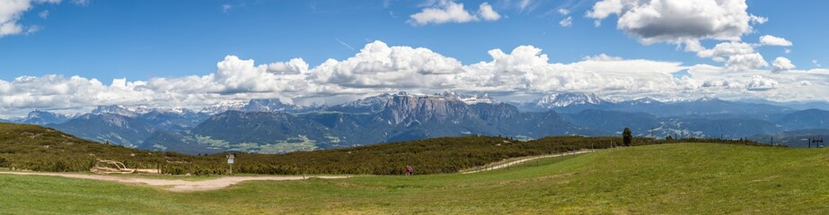 Fototapeta na wymiar Panoramaweg auf der Schwarzseespitze (2069 m)