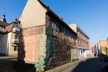 Renovierungsbedürftiges Haus