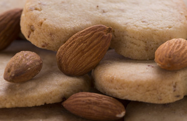 Obraz premium Creamy ice cream with chocolate on a white plate