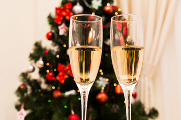 Два бокала шампанского на светлом рождественском фоне