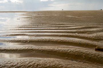 Naklejka premium Sand shaped by waves on the beach