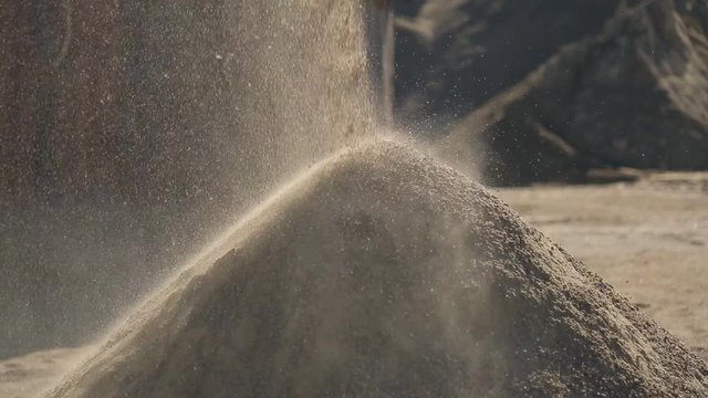 Shallow fraction of the breakstone poured out on a distribution heap.